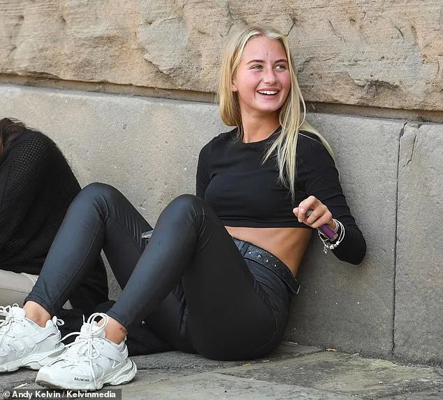 妹子恋爱4年才发现"男友"是女人！性爱17次都没发现！怒告性侵罪！网友：这床单咋滚的？