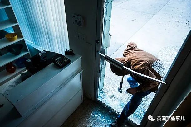 男子持刀闯入民宅抢劫，却反被强奸致死...这案子信息量好大