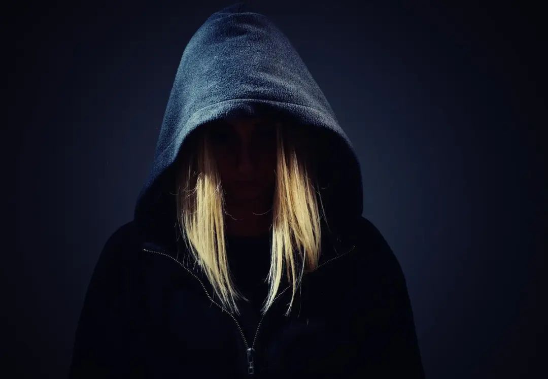 妹子恋爱4年才发现"男友"是女人！性爱17次都没发现！怒告性侵罪！网友：这床单咋滚的？