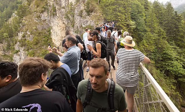 全网震怒！两华女结伴毕业旅行，反抗强奸遭白人“变态色魔”推下悬崖，1死1伤！三人曾同住一家酒店，太恐怖了…