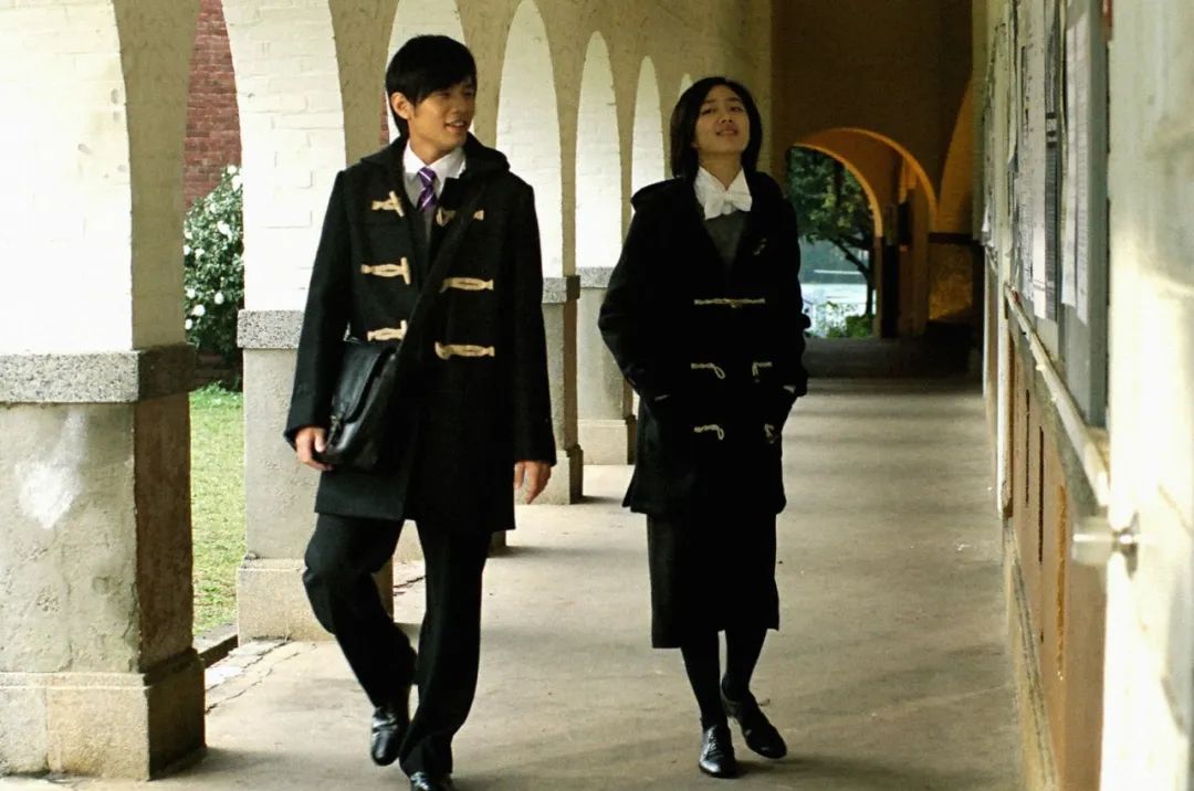 炸裂！昆凌居然和周杰伦“绯闻女友”同框了！香奈儿活动上大方互动，引网友热议...