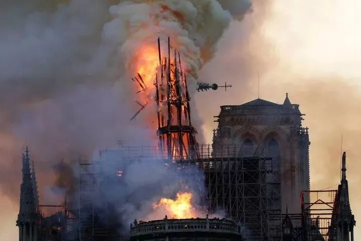 突发！4人濒死，37人受伤，2人失踪！巴黎市中心大爆炸！百年历史古建筑被焚毁...
