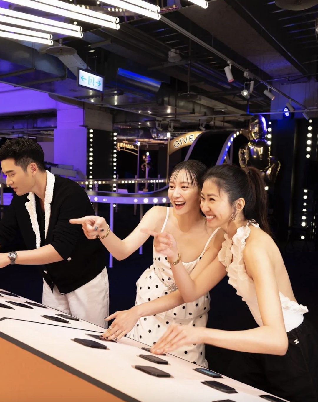 炸裂！昆凌居然和周杰伦“绯闻女友”同框了！香奈儿活动上大方互动，引网友热议...