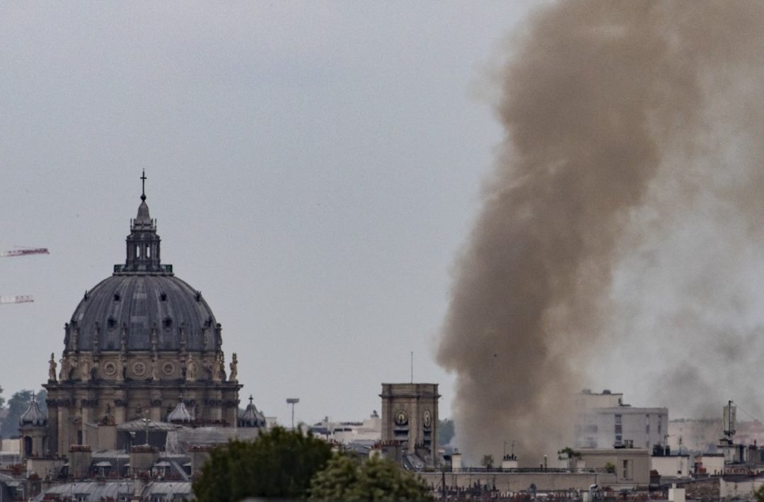 突发！4人濒死，37人受伤，2人失踪！巴黎市中心大爆炸！百年历史古建筑被焚毁...
