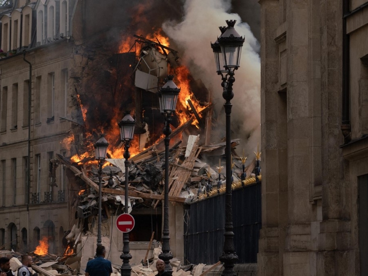 视频：巴黎5区美国学院建筑发生爆炸，至少29人受伤，其中4人重伤