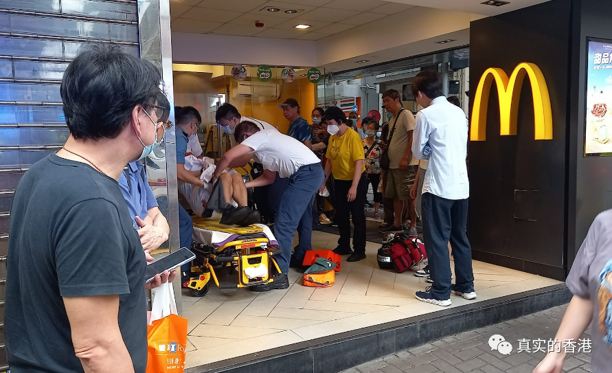 香港又发生砍人事件！麦当劳员工被训话后暴气挥双刀砍伤经理（组图）