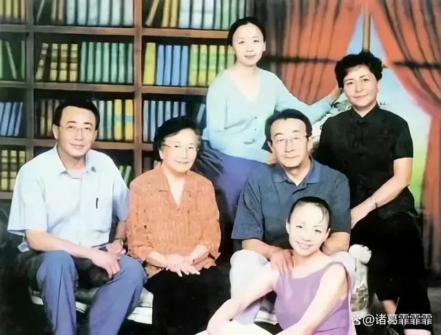 宋丹丹穿4万外套逛三里屯，63岁不显老显时尚，跟三婚老公很幸福（组图）