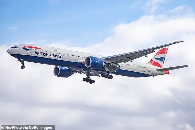 惊恐！ 载200人的波音飞机万米高空自由落体，飞行员重伤，空姐被甩到空中，乘客尖叫爆哭（组图）