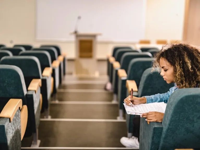 直接拿中文给留学生上课？墨大前校长的呼吁把留学生都看傻了！多人直言这是要把澳大利亚塞到留学鄙视链最底下！也有人称这是未来新方向？