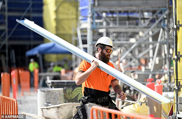 从 7 月 1 日起，领取奖励的工人的基本工资也将上涨 5.75%