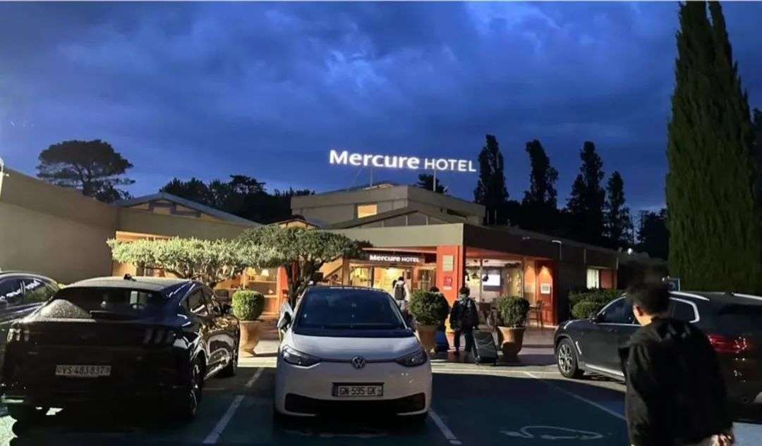 中国游客深夜被扔意大利街头！旅行社：当地司机不熟路，且不能接受加班...