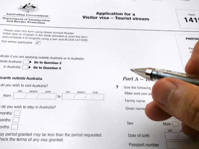 装难民来澳洲, 落地就申请庇护! 澳洲难民签申请量激增, 中国人数第二, 过签率仅10%！
