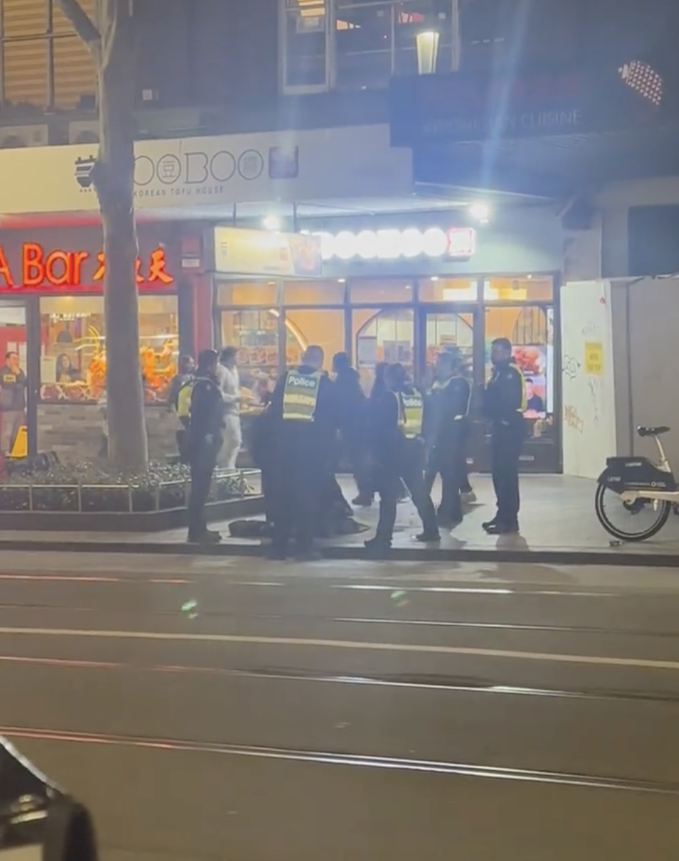 刚刚！墨尔本CBD疑发生骇人案件，华人称“有国人当街被刀捅”！大批警察包围现场