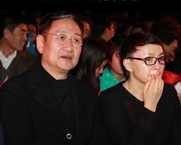 宋丹丹穿4万外套逛三里屯，63岁不显老显时尚，跟三婚老公很幸福（组图）