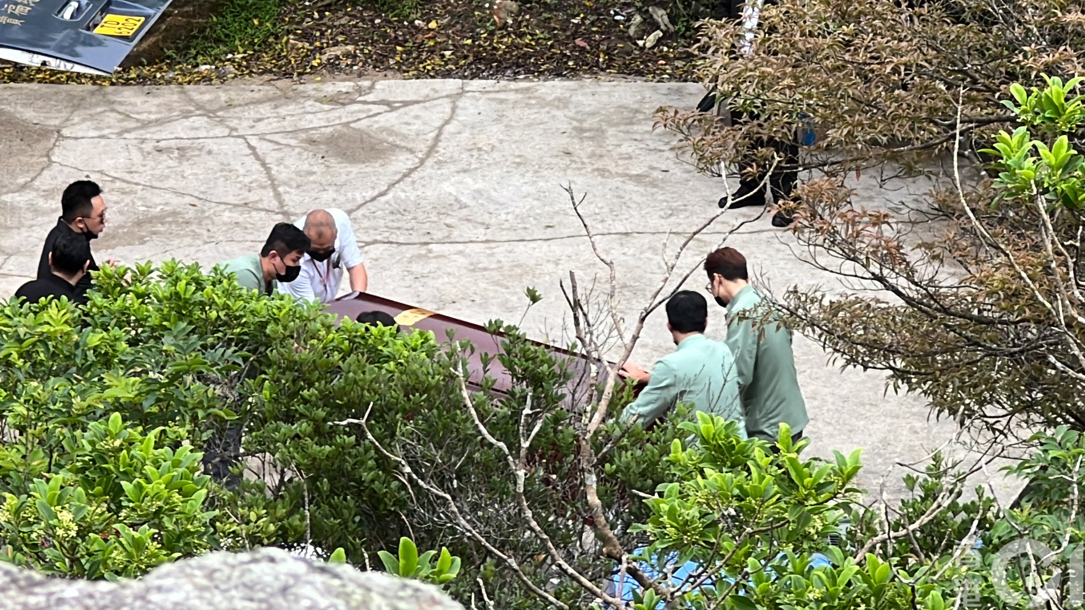 蔡天凤出殡：灵柩送宝莲禅寺海会灵塔火化，家属送殡黯然神伤（组图）