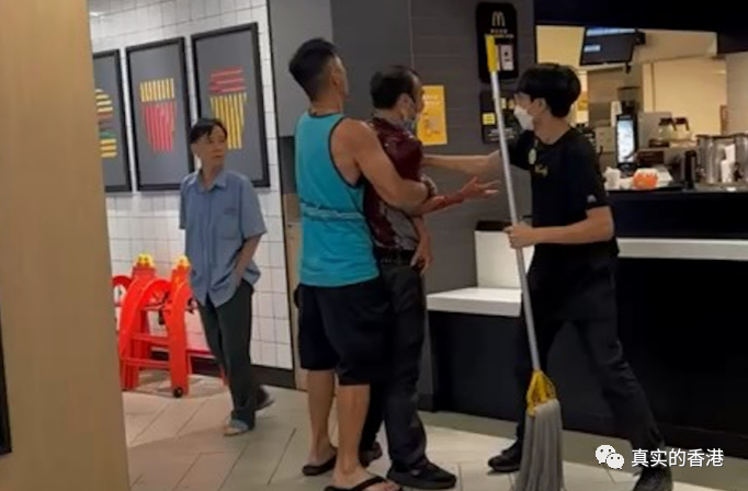 香港又发生砍人事件！麦当劳员工被训话后暴气挥双刀砍伤经理（组图）