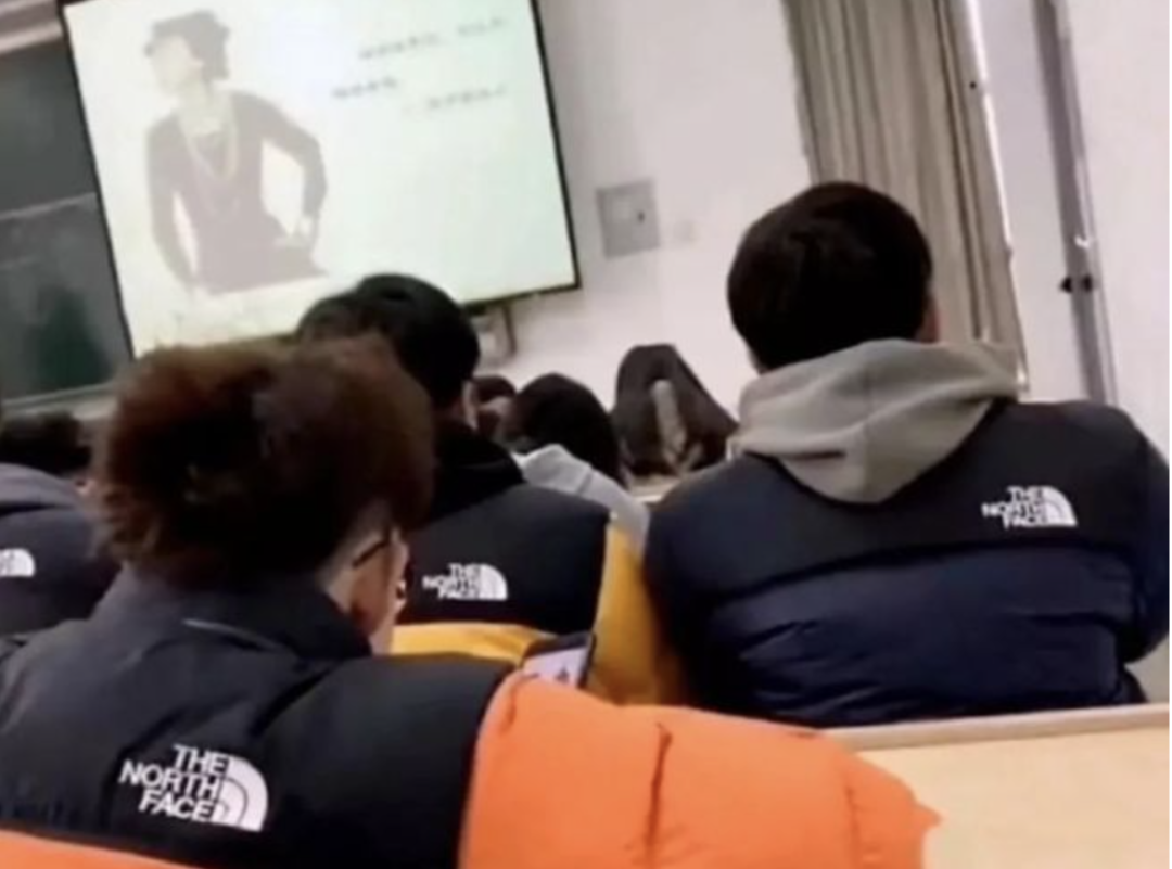 假期回国的留学生，都有哪些社死名场面？穿搭脱节、中英混杂、上厕所不带纸......像不像看到镜子里的自己？