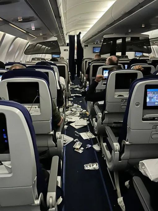 惊恐！ 载200人的波音飞机万米高空自由落体，飞行员重伤，空姐被甩到空中，乘客尖叫爆哭（组图）