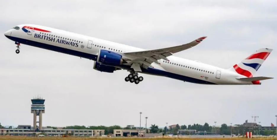 惊恐！ 载200人的波音飞机万米高空自由落体，飞行员重伤，空姐被甩到空中，乘客尖叫爆哭（组图）