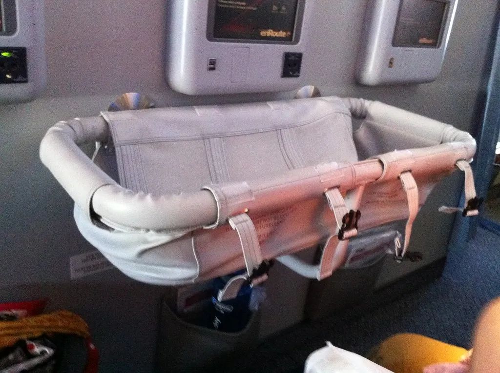 惊恐！ 载200人的波音飞机万米高空自由落体，飞行员重伤，空姐被甩到空中，乘客尖叫爆哭（组图）