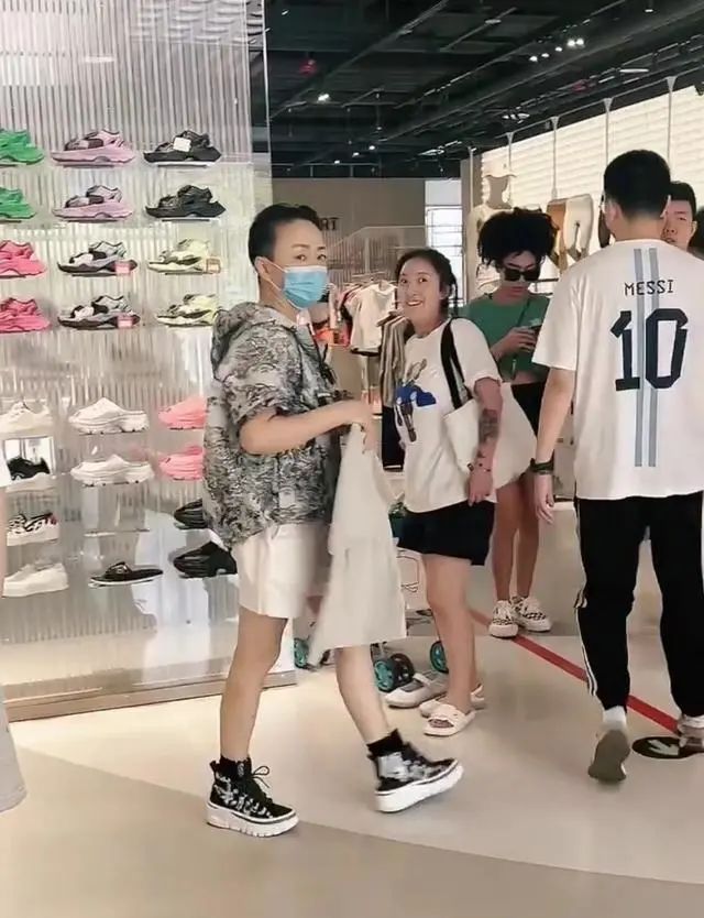 宋丹丹穿4万外套逛三里屯，63岁不显老显时尚，跟三婚老公很幸福（组图）