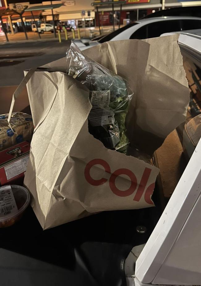 另一位 Coles 顾客分享了这张破损包的照片。