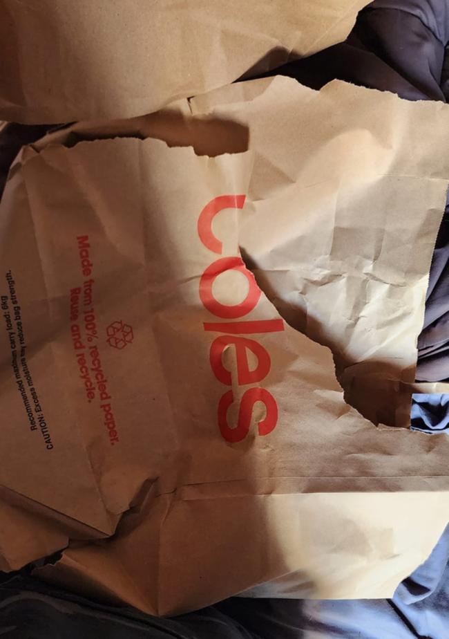 一位购物者询问他们如何重复使用纸袋。