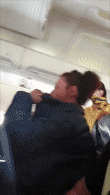 惊恐！ 载200人的波音飞机万米高空自由落体，飞行员重伤，空姐被甩到空中，乘客尖叫爆哭（组图）