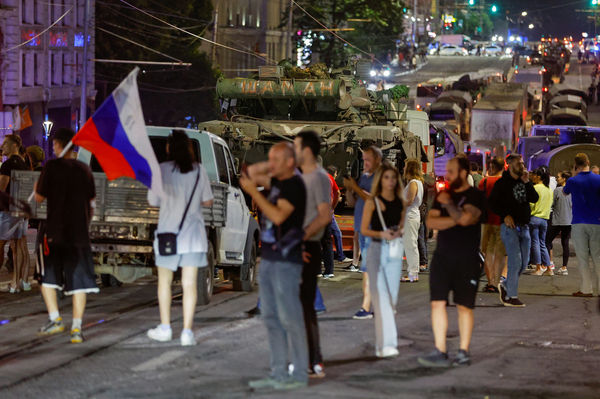 俄罗斯“1日兵变”落幕！瓦格纳士兵撤回基地，居民欢呼送行（视频/组图）