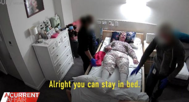澳洲夫妻不相信养老院护工虐待妈妈，在房间里装了摄像头，这才看到了从未想过的一幕