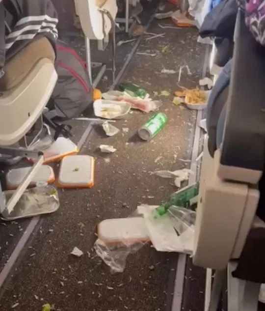 惊恐！ 载200人的波音飞机万米高空自由落体，飞行员重伤，空姐被甩到空中，乘客尖叫爆哭（组图）