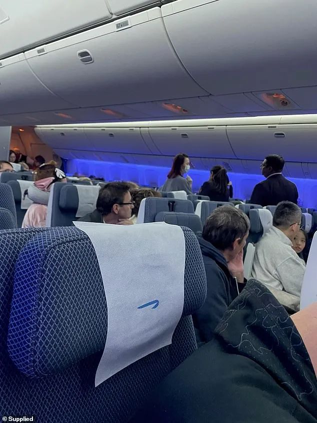 惊恐！ 载200人的波音飞机万米高空自由落体，飞行员重伤，空姐被甩到空中，乘客尖叫爆哭（组图）