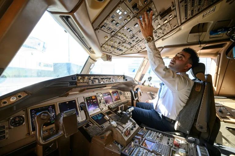 惊恐！ 载200人的波音飞机万米高空自由落体，飞行员重伤，空姐被甩到空中，乘客尖叫爆哭（组图）