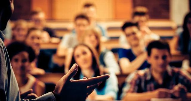 直接拿中文给留学生上课？墨大前校长的呼吁把留学生都看傻了！多人直言这是要把澳大利亚塞到留学鄙视链最底下！也有人称这是未来新方向？