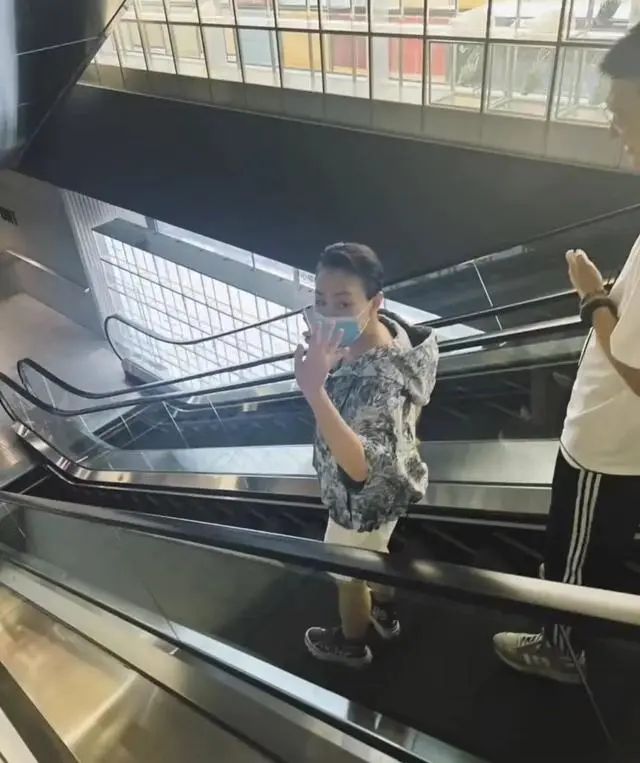 宋丹丹穿4万外套逛三里屯，63岁不显老显时尚，跟三婚老公很幸福（组图）