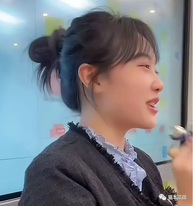 “挖呀挖”黄老师再次走红，晒出书法作品，真正的颜值与实力并存