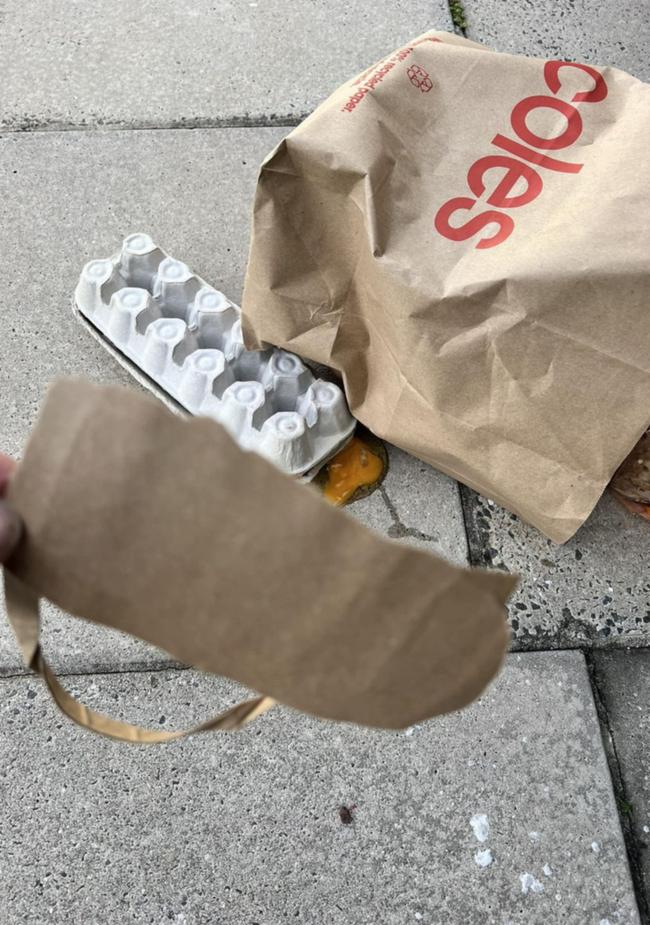 一位顾客分享了这张他们破损的 Coles 包的图片。