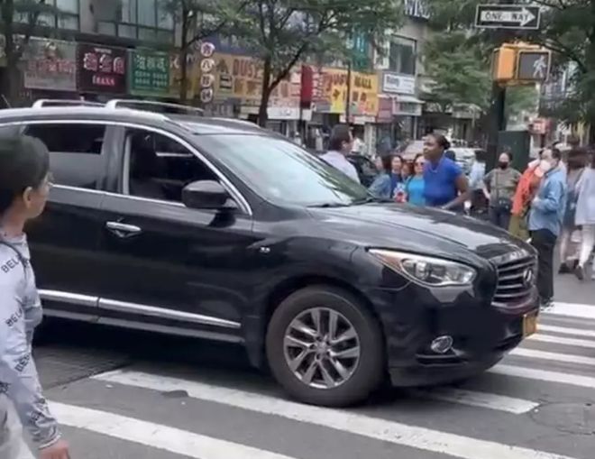气愤！黑人女子法拉盛当街向华男喷辣椒水，警察却无视证人（组图）