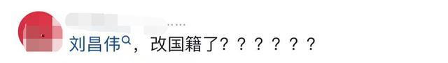 63岁老戏骨疑移居悉尼，戴金链坐当地火车被偶遇，苍老憔悴变化大