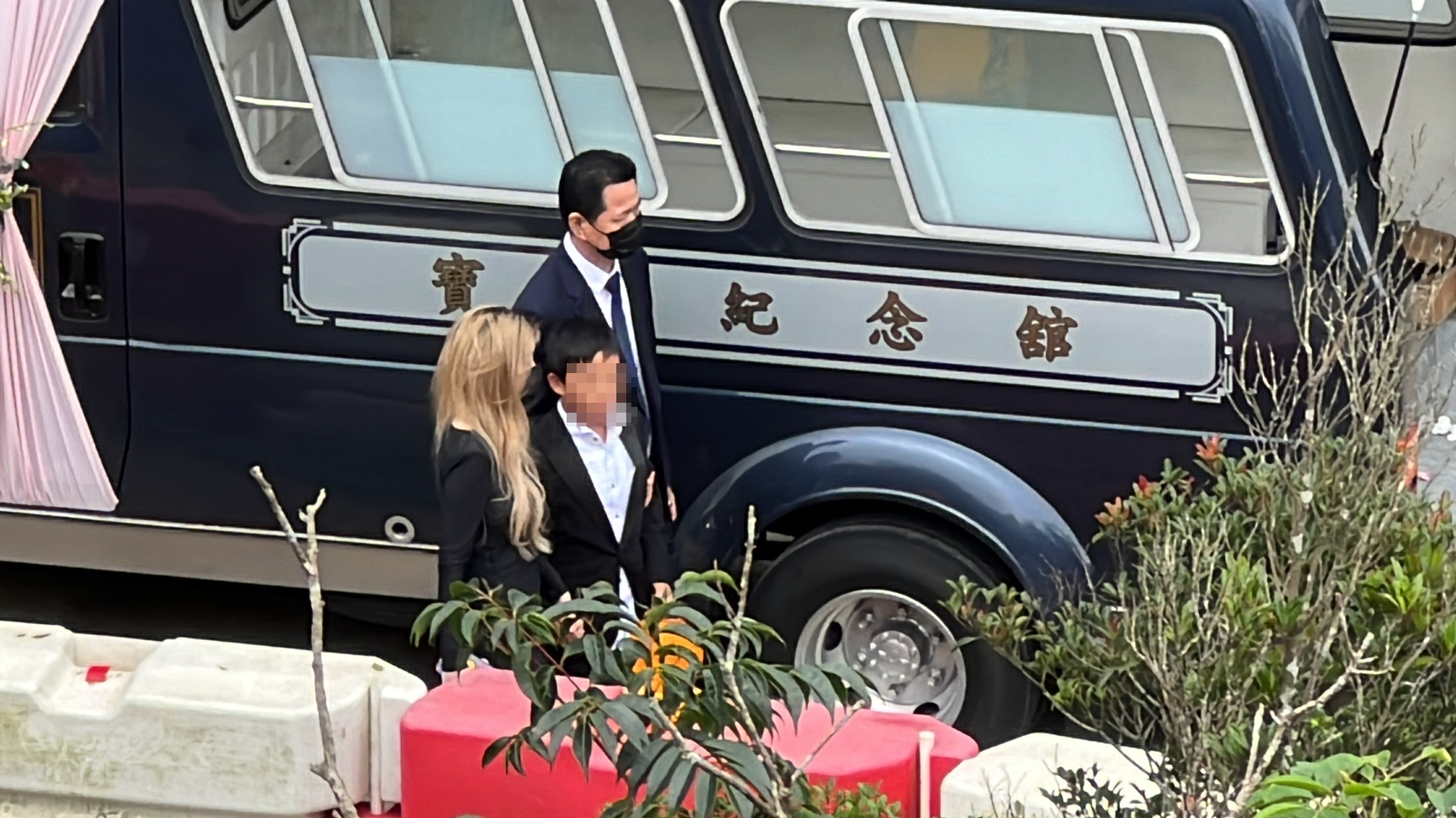 蔡天凤出殡：灵柩送宝莲禅寺海会灵塔火化，家属送殡黯然神伤（组图）