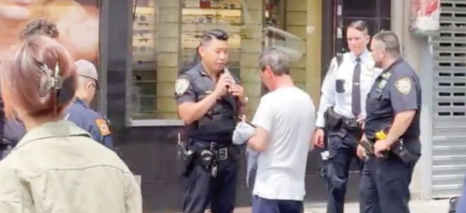 气愤！黑人女子法拉盛当街向华男喷辣椒水，警察却无视证人（组图）