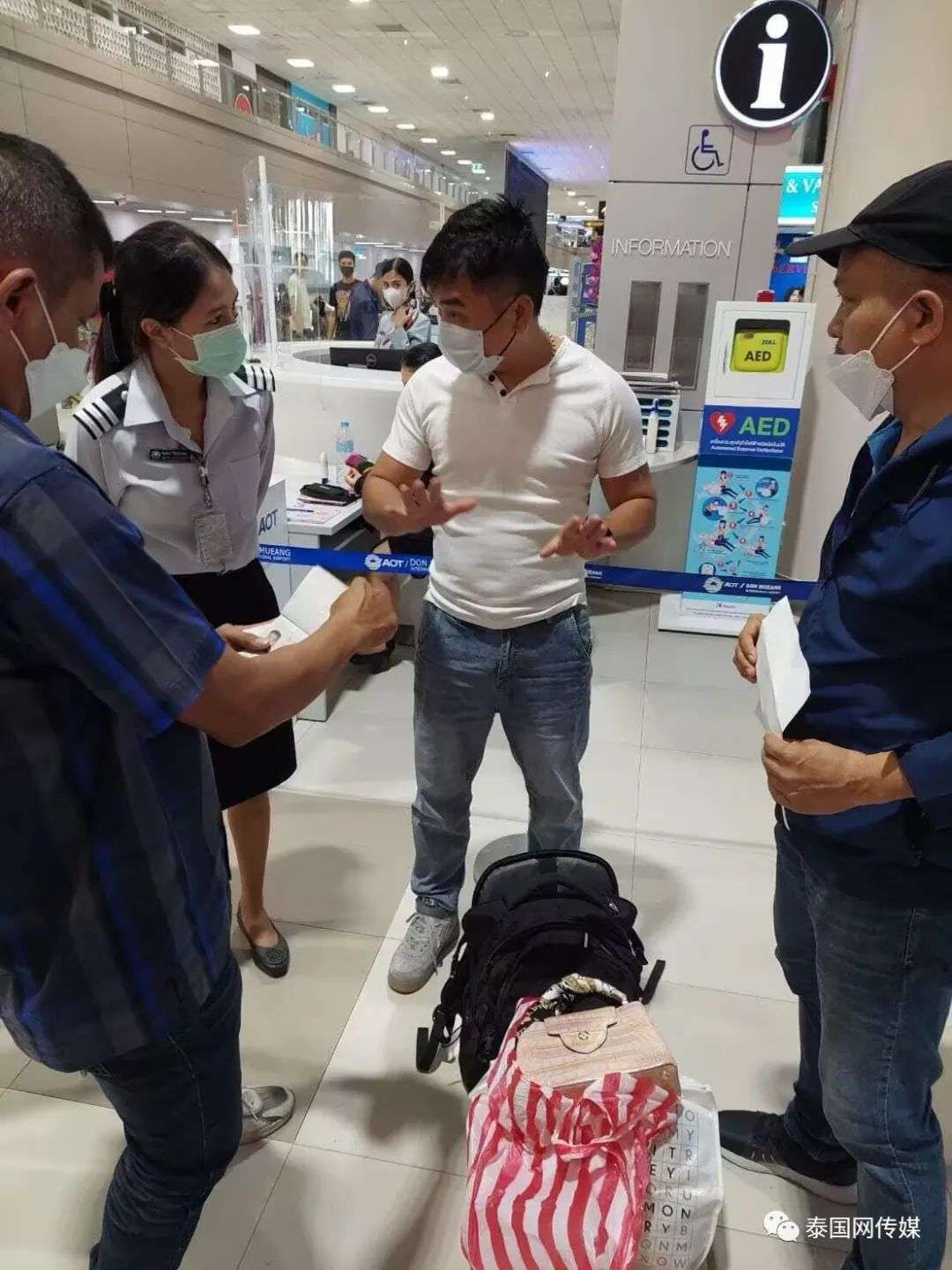中国男子在泰国机场偷窃同胞价值上百万LV包被捕！还将其身份证、信用卡等物品扔进垃圾桶！