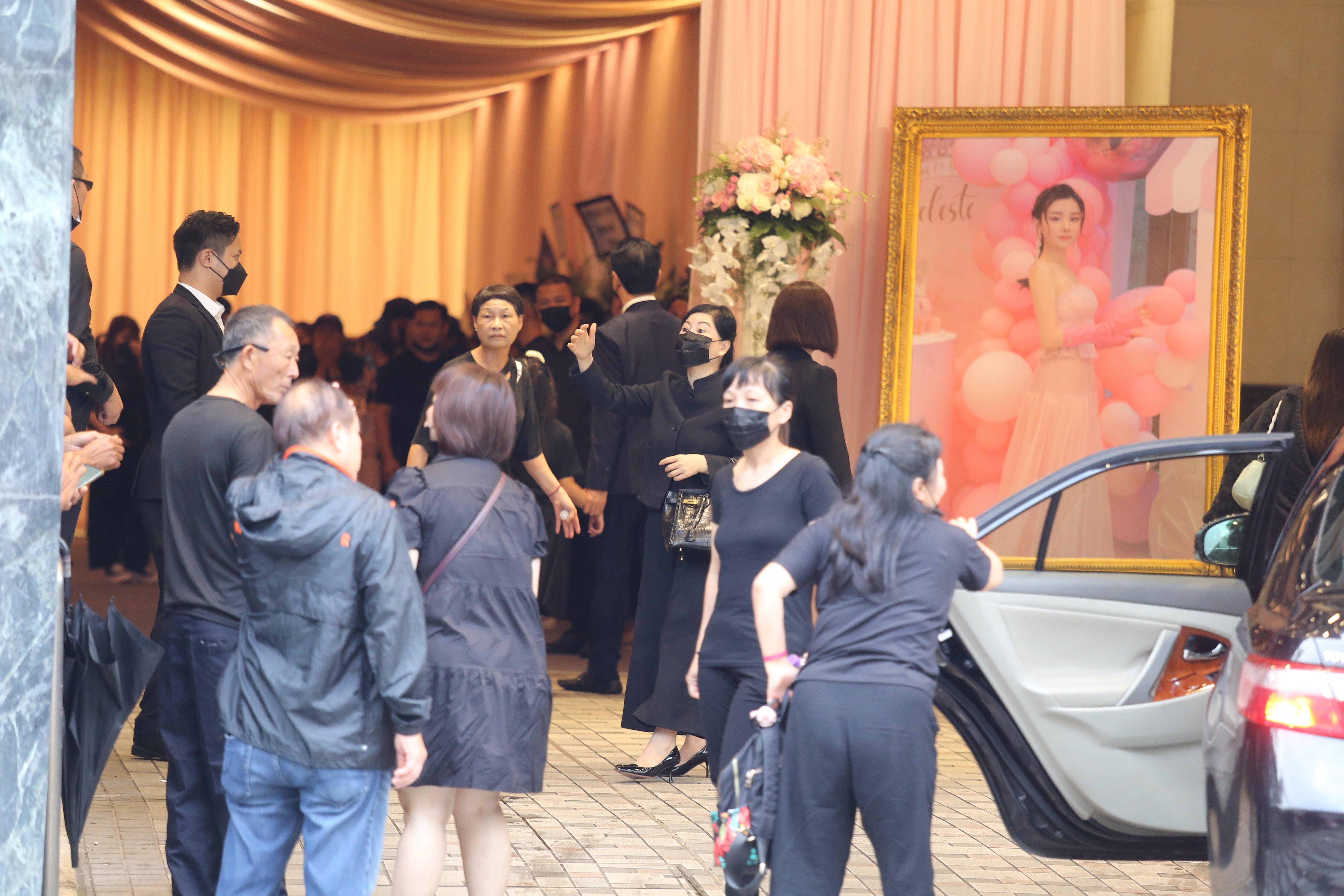 蔡天凤出殡：灵柩送宝莲禅寺海会灵塔火化，家属送殡黯然神伤（组图）