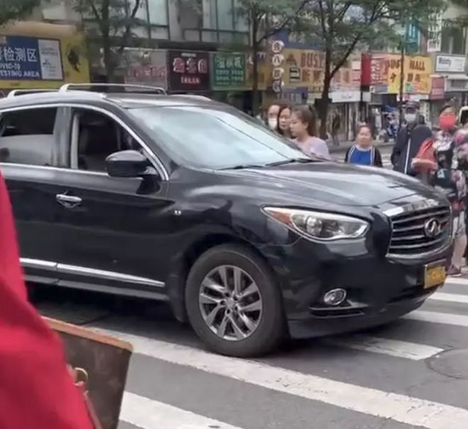 气愤！黑人女子法拉盛当街向华男喷辣椒水，警察却无视证人（组图）