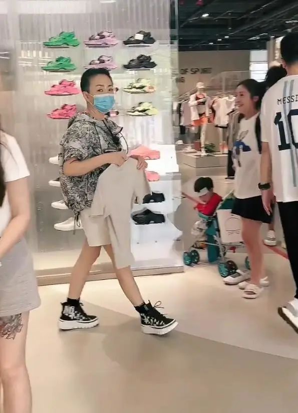 宋丹丹穿4万外套逛三里屯，63岁不显老显时尚，跟三婚老公很幸福（组图）