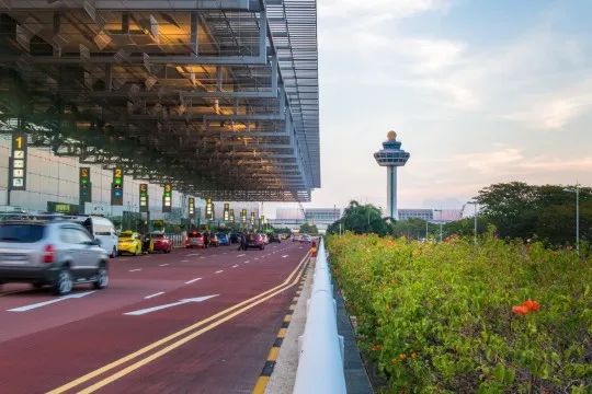 惊恐！ 载200人的波音飞机万米高空自由落体，飞行员重伤，空姐被甩到空中，乘客尖叫爆哭（组图）