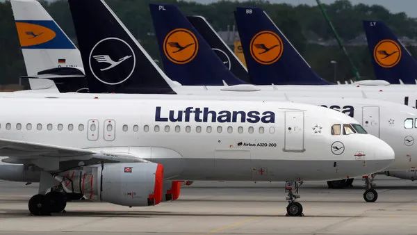 惊恐！ 载200人的波音飞机万米高空自由落体，飞行员重伤，空姐被甩到空中，乘客尖叫爆哭（组图）