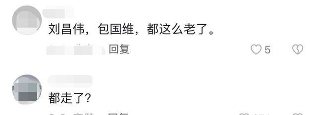 63岁老戏骨疑移居悉尼，戴金链坐当地火车被偶遇，苍老憔悴变化大