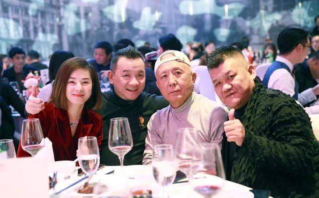 63岁老戏骨疑移居悉尼，戴金链坐当地火车被偶遇，苍老憔悴变化大