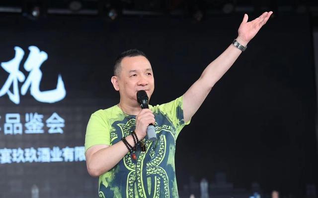 63岁老戏骨疑移居悉尼，戴金链坐当地火车被偶遇，苍老憔悴变化大
